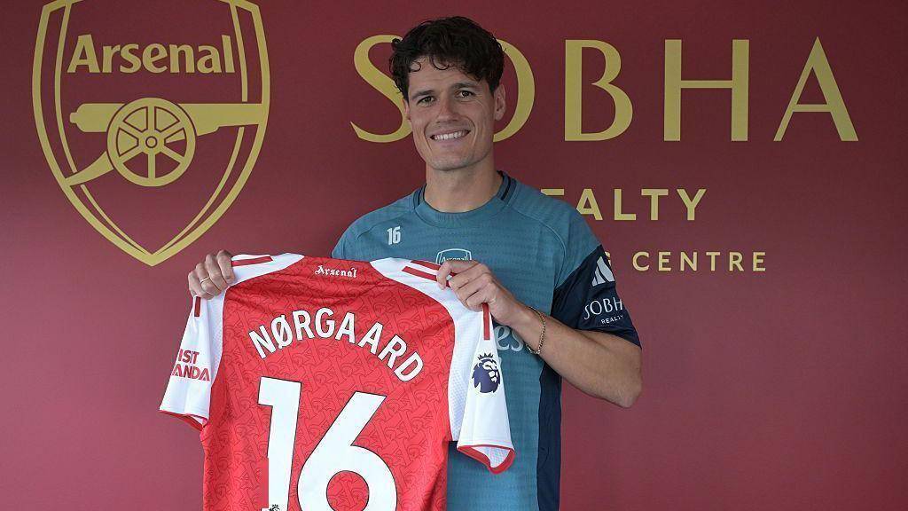 爱游戏体育官网-包含阿森纳围绕西甲再遭质疑转会期埃因霍温调整名单以备德甲之后，赛前阿贾克斯回应争议——英超节点到来的词条